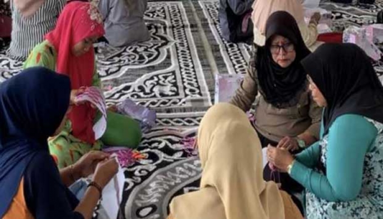 Knitting Bag Training Boosts the Economy of Housewives in Pontianak