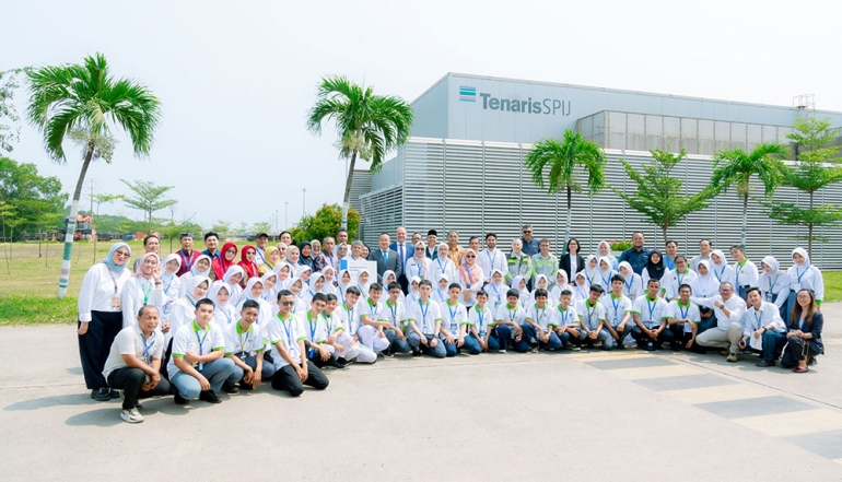 Tenaris Supports 360 Students in Cilegon and Batam with Roberto Rocca Scholarships and School Donations